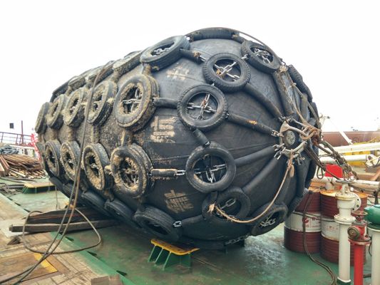 圧縮空気で満たされた気圧用フェンダー