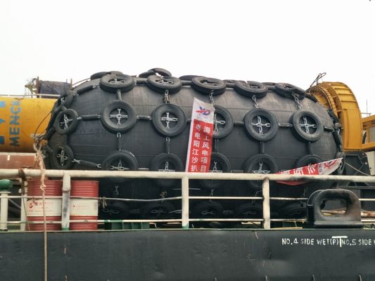 圧縮空気で満たされた気圧用フェンダー