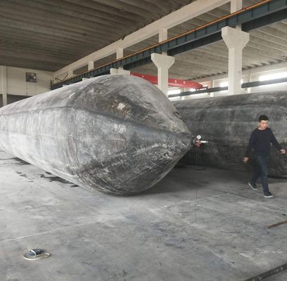 海洋のゴム製 ローラーのエアバッグ1.5m x 18mを持ち上げ、転がす船