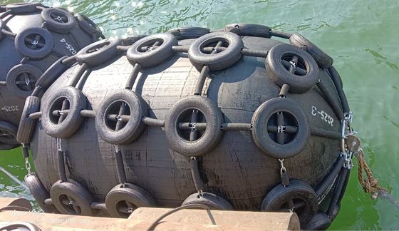 操縦器付きの気圧式海上フェンダー