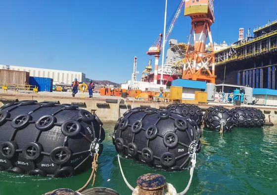 汎用的な横浜 氣動フェンダー 様々な海洋用途と条件